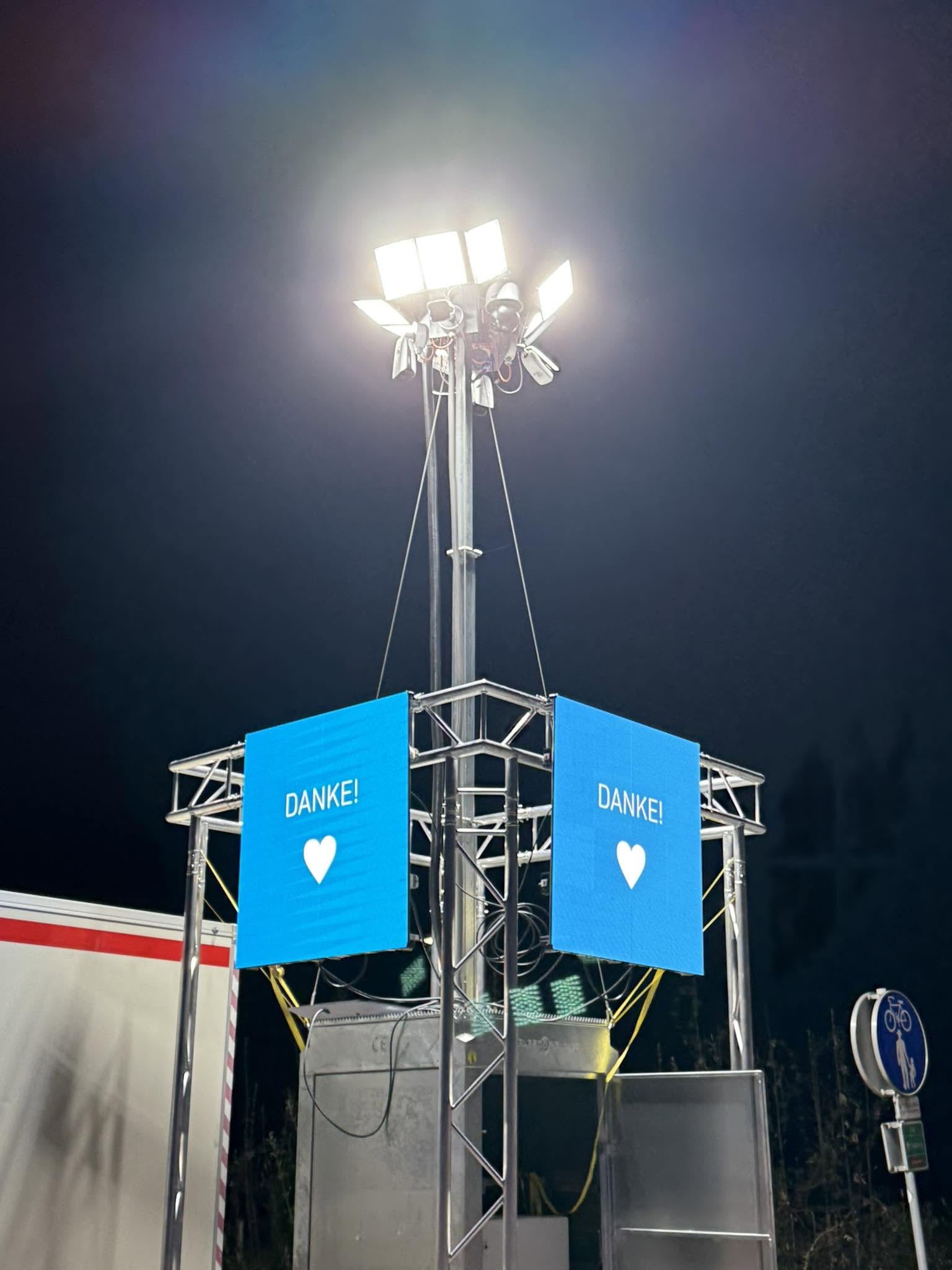 Mobiler Multifunktionsturm von SecuTrust bei Nacht mit Kameras, LED-Strahlern und Anzeigetafeln